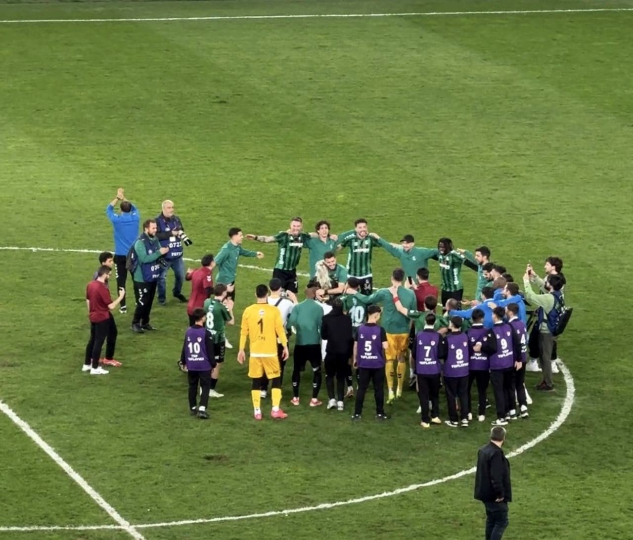 Sakaryasporlu futbolcu Alparslan Demir, maçtan sonra kız arkadaşına orta sahada evlilik teklif etti - Sayfa 1