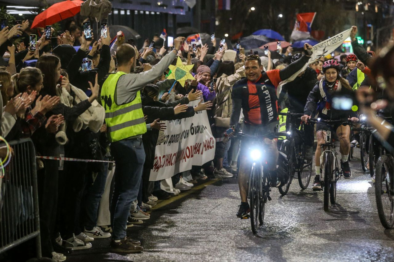 Sırbistan, tren istasyonunda 15 kişinin hayatını kaybettiği kaza nedeniyle yine sokakta - Sayfa 7