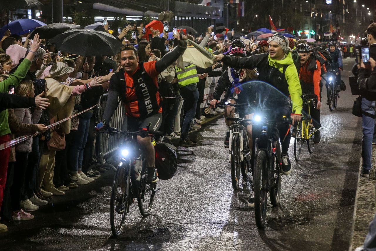 Sırbistan, tren istasyonunda 15 kişinin hayatını kaybettiği kaza nedeniyle yine sokakta - Sayfa 8
