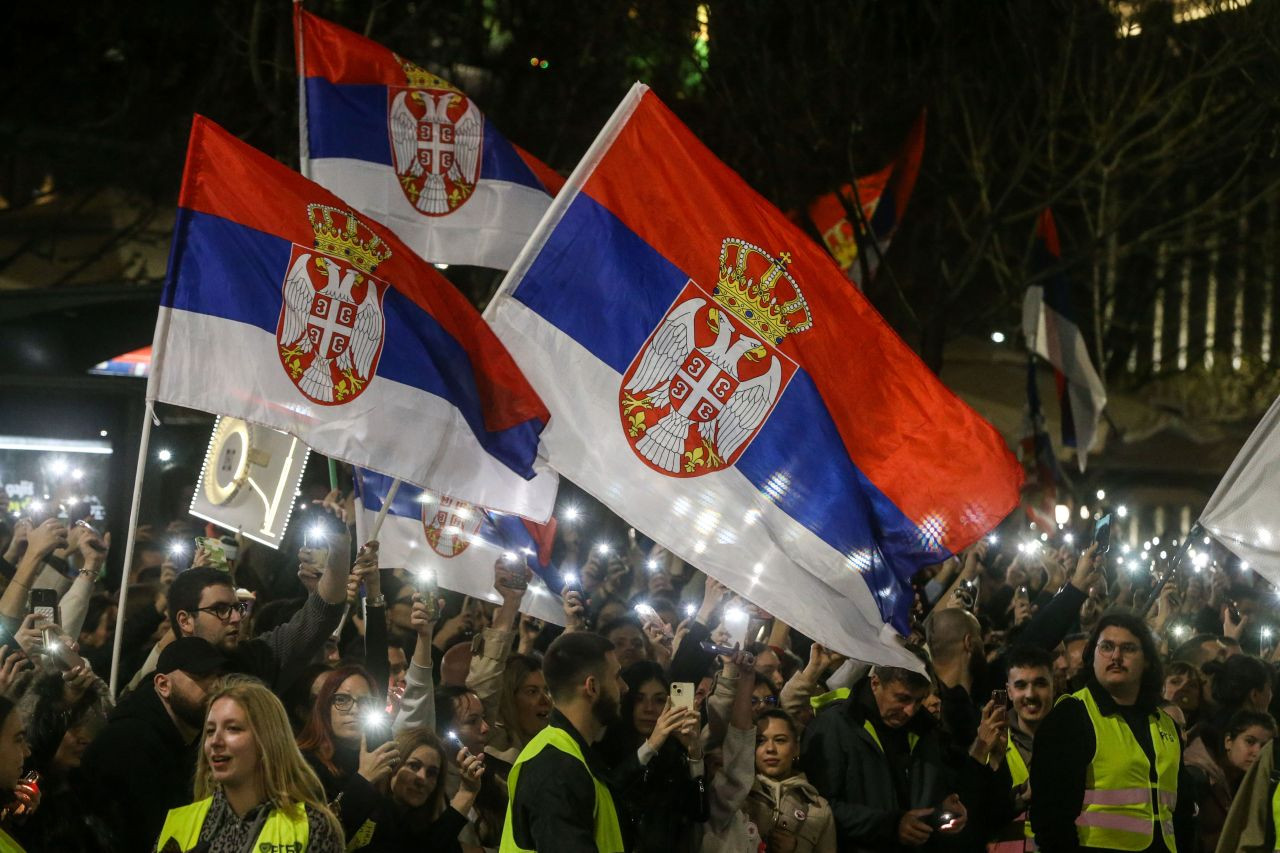 Sırbistan, tren istasyonunda 15 kişinin hayatını kaybettiği kaza nedeniyle yine sokakta - Sayfa 5