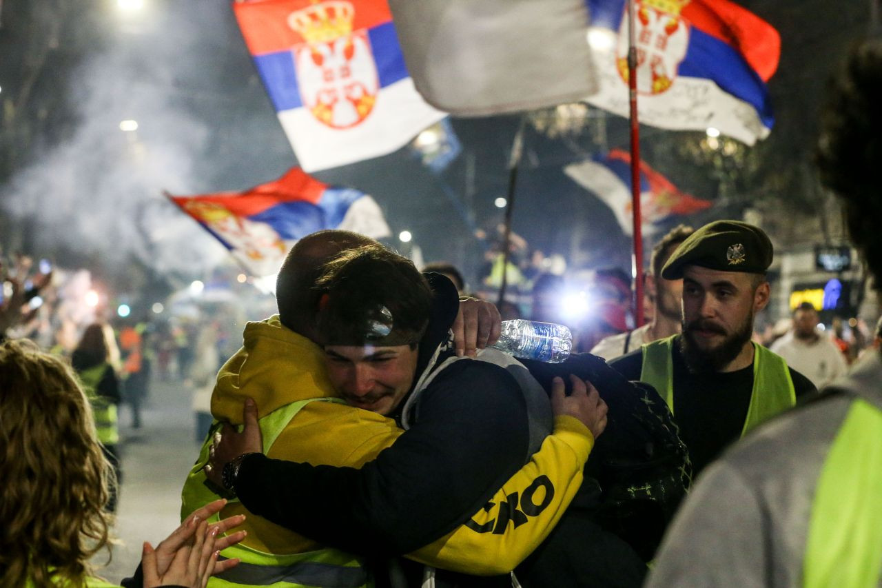 Sırbistan, tren istasyonunda 15 kişinin hayatını kaybettiği kaza nedeniyle yine sokakta - Sayfa 13