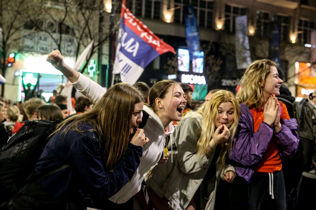 Sırbistan, tren istasyonunda 15 kişinin hayatını kaybettiği kaza nedeniyle yine sokakta - Sayfa 9