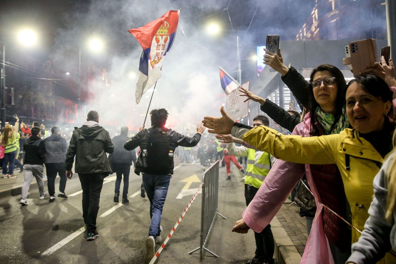 Sırbistan, tren istasyonunda 15 kişinin hayatını kaybettiği kaza nedeniyle yine sokakta - Sayfa 12