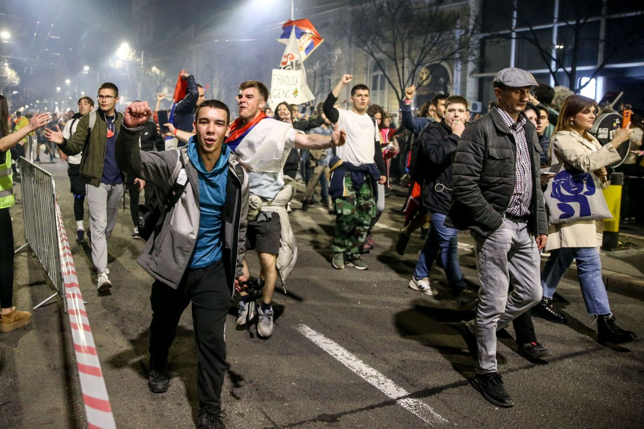 Sırbistan, tren istasyonunda 15 kişinin hayatını kaybettiği kaza nedeniyle yine sokakta - Sayfa 10