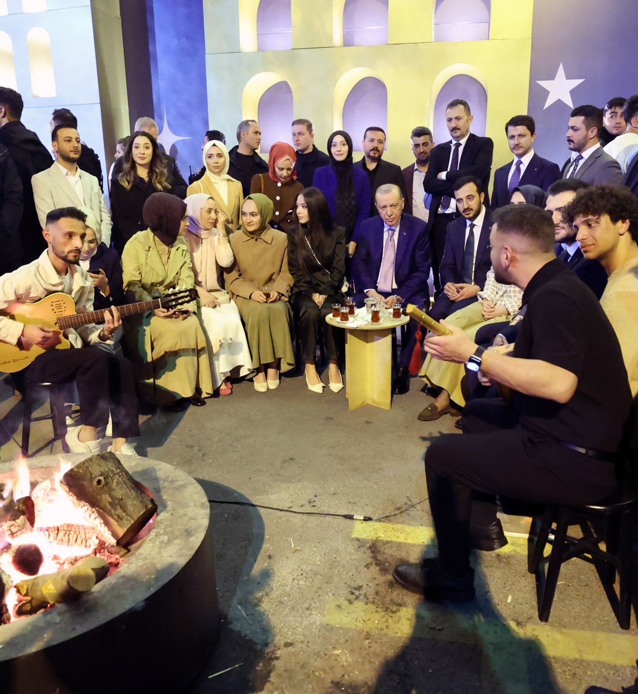 Ateş başında gençlerle oturan Cumhurbaşkanı Erdoğan, sohbet ederek çay içti - Sayfa 2