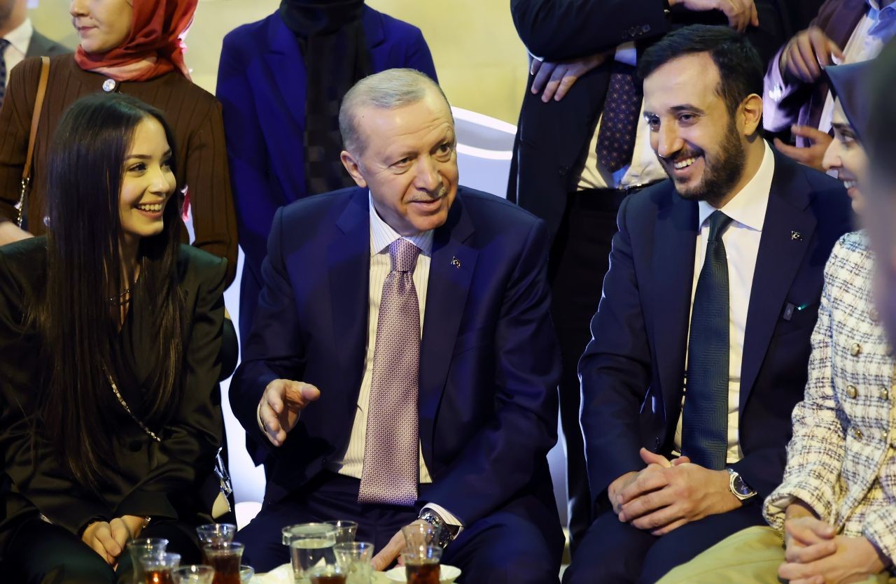 Ateş başında gençlerle oturan Cumhurbaşkanı Erdoğan, sohbet ederek çay içti - Sayfa 4