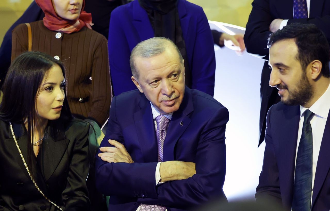 Ateş başında gençlerle oturan Cumhurbaşkanı Erdoğan, sohbet ederek çay içti - Sayfa 3