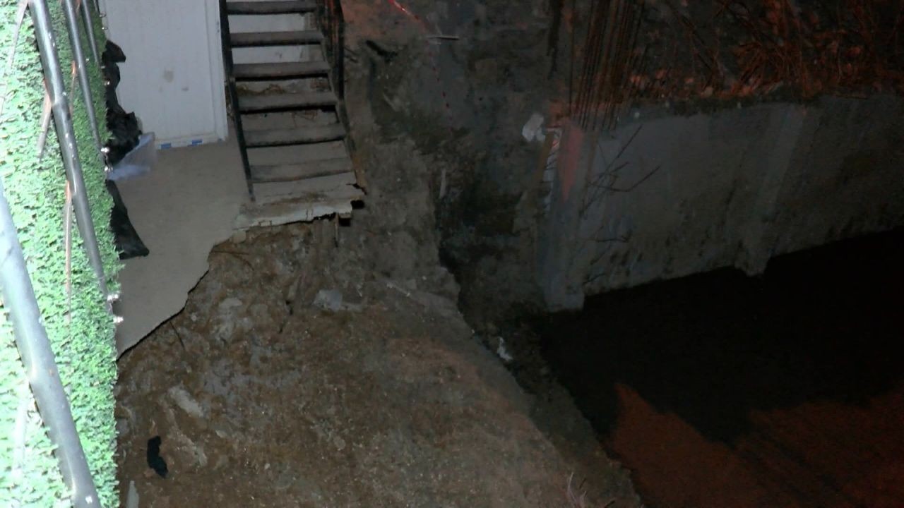 Deprem oluyor sandılar! Güngören'de 6 katlı binanın bahçesi çöktü - Sayfa 4