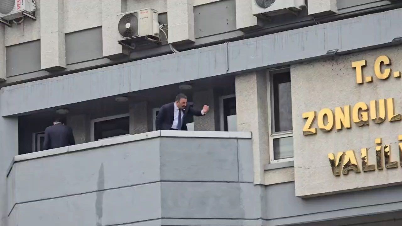Zonguldak Valisi Hacıbektaşoğlu CHP'nin alternatif törenine bağırarak tepki gösterdi - Sayfa 1