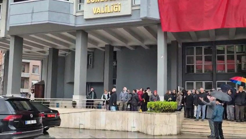Zonguldak Valisi Hacıbektaşoğlu CHP'nin alternatif törenine bağırarak tepki gösterdi - Sayfa 4