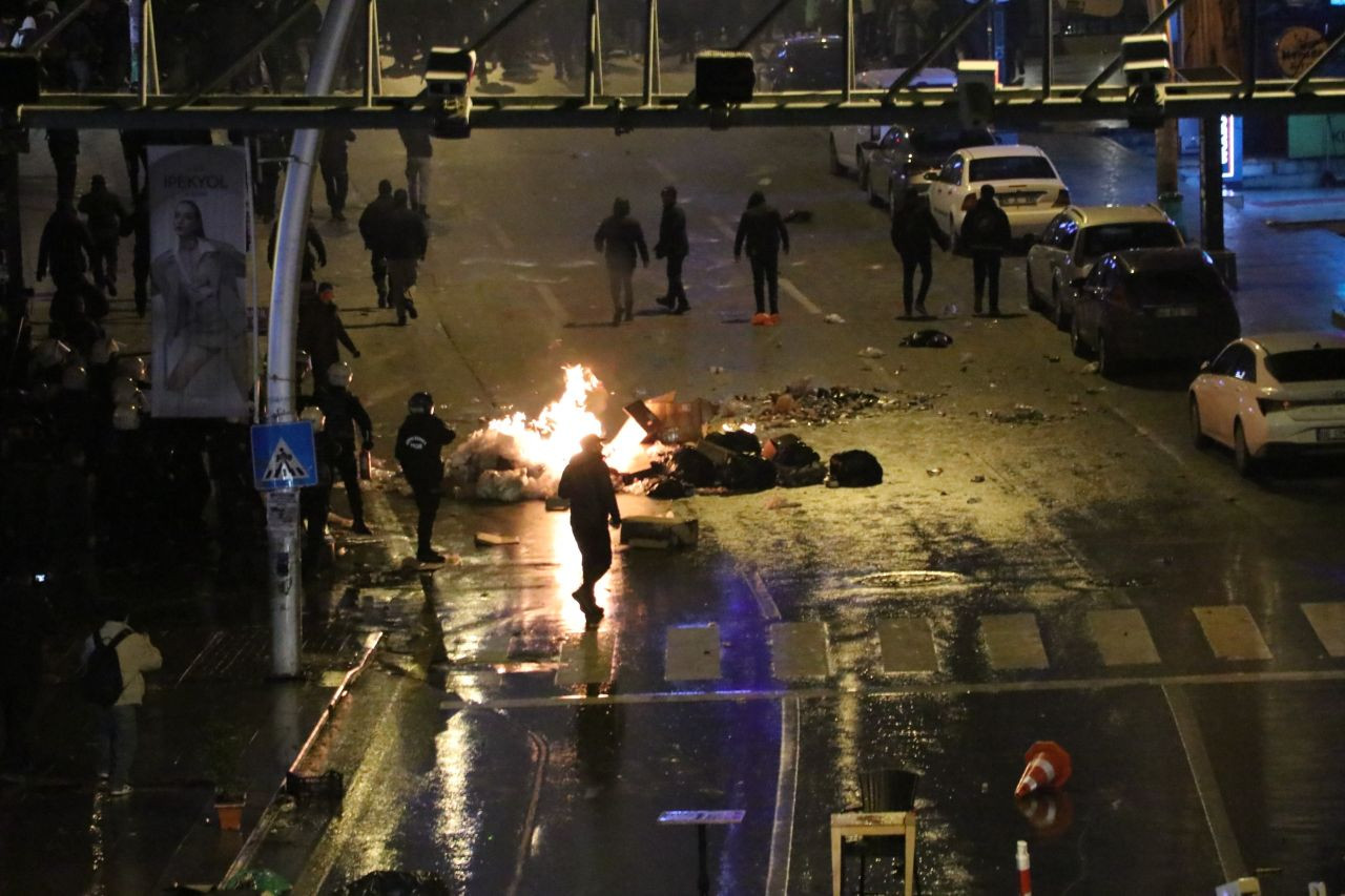 Bakan Yerlikaya günün bilançosunu açıkladı: Ekrem İmamoğlu eylemlerinde 323 gözaltı - Sayfa 8