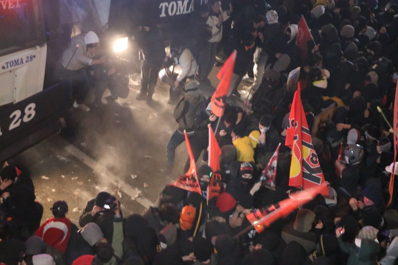 Bakan Yerlikaya günün bilançosunu açıkladı: Ekrem İmamoğlu eylemlerinde 323 gözaltı - Sayfa 6