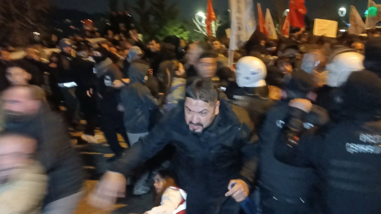 Bursa'daki Ekrem İmamoğlu eylemlerinde CHP İl Başkanı gözünden yaralandı - Sayfa 1