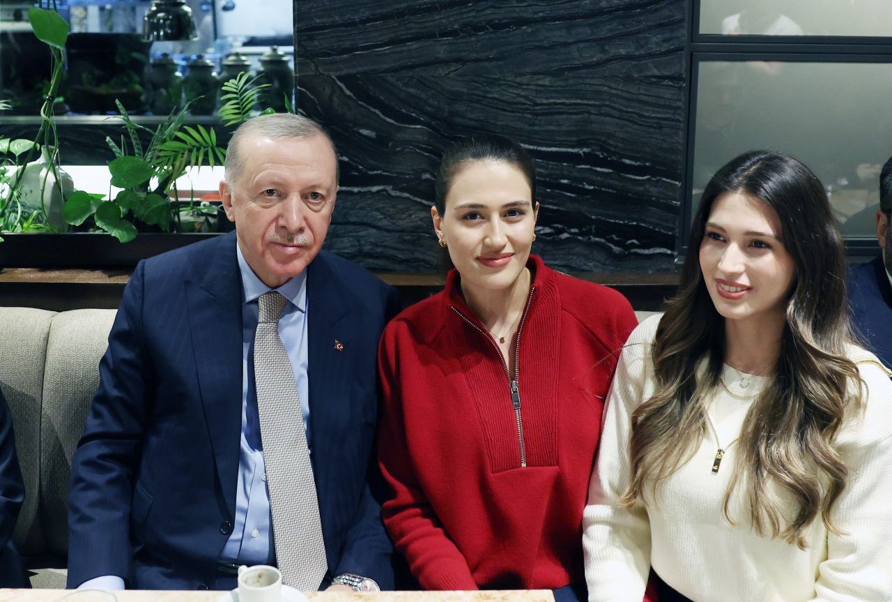 Cumhurbaşkanı Recep Tayyip Erdoğan, Ankara'da bir kafede gençlerle sohbet etti, çocukları sevdi - Sayfa 3