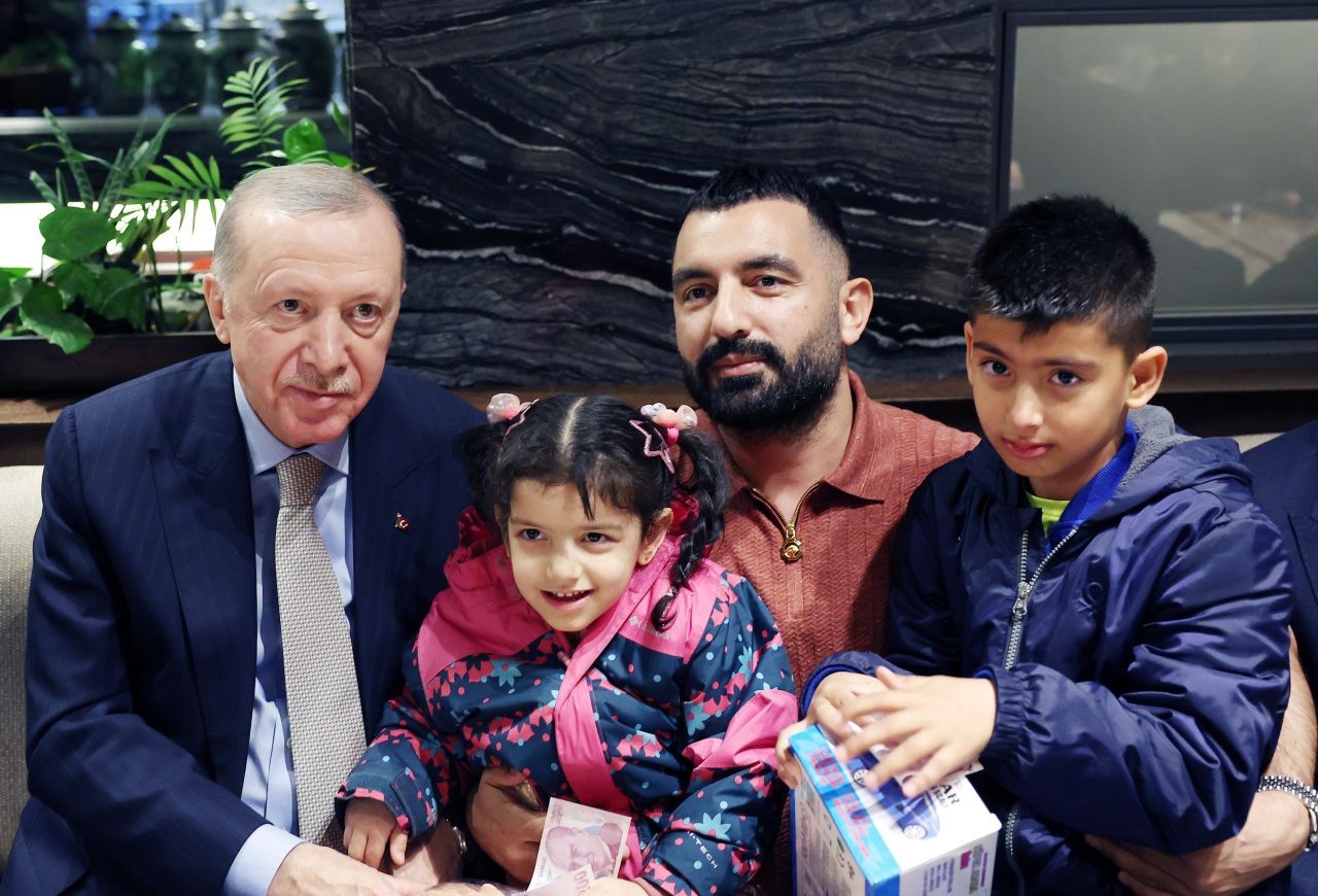 Cumhurbaşkanı Recep Tayyip Erdoğan, Ankara'da bir kafede gençlerle sohbet etti, çocukları sevdi - Sayfa 2