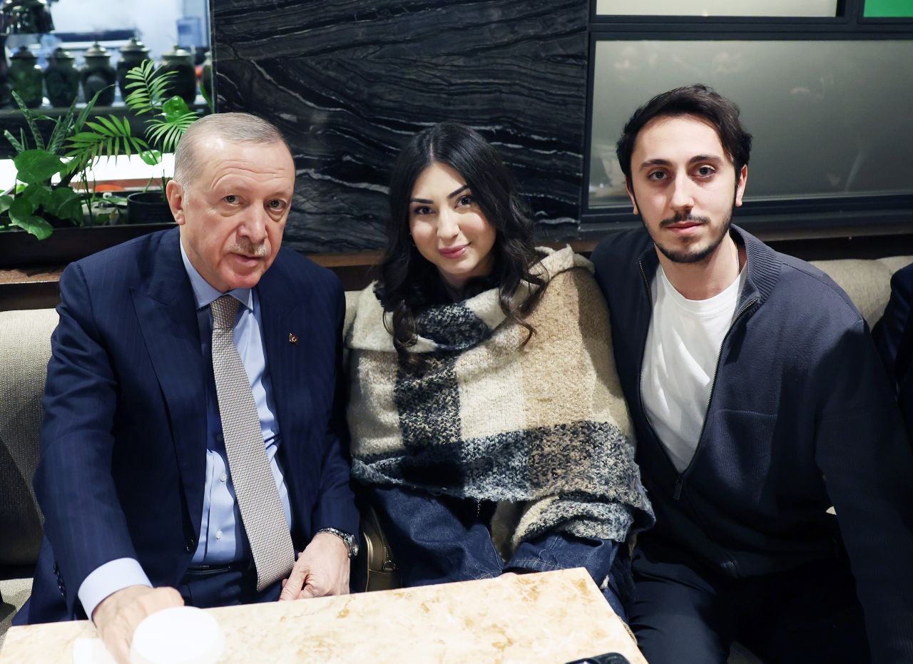 Cumhurbaşkanı Recep Tayyip Erdoğan, Ankara'da bir kafede gençlerle sohbet etti, çocukları sevdi - Sayfa 1