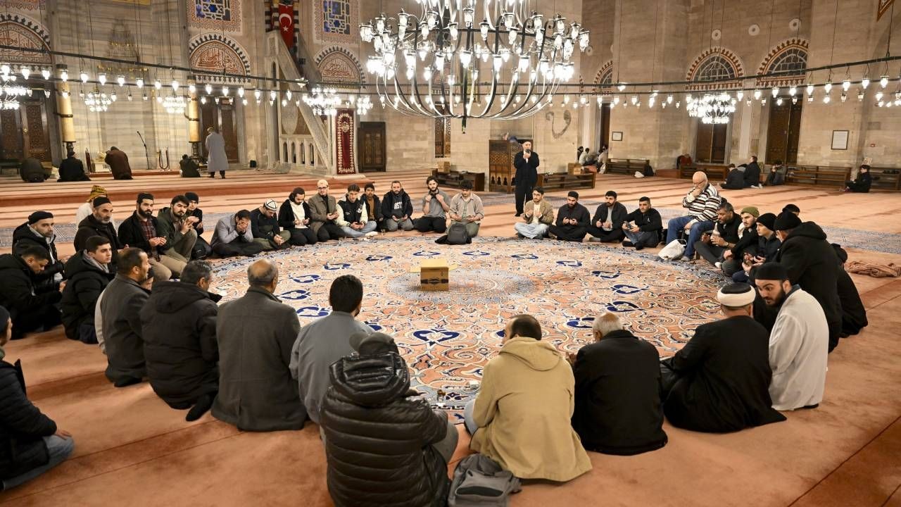 Öğrenciler Şehzadebaşı Camisi'nin tahribatına karşı nöbet tuttu; "Derdimiz saygısızlığı önlemek" - Sayfa 4