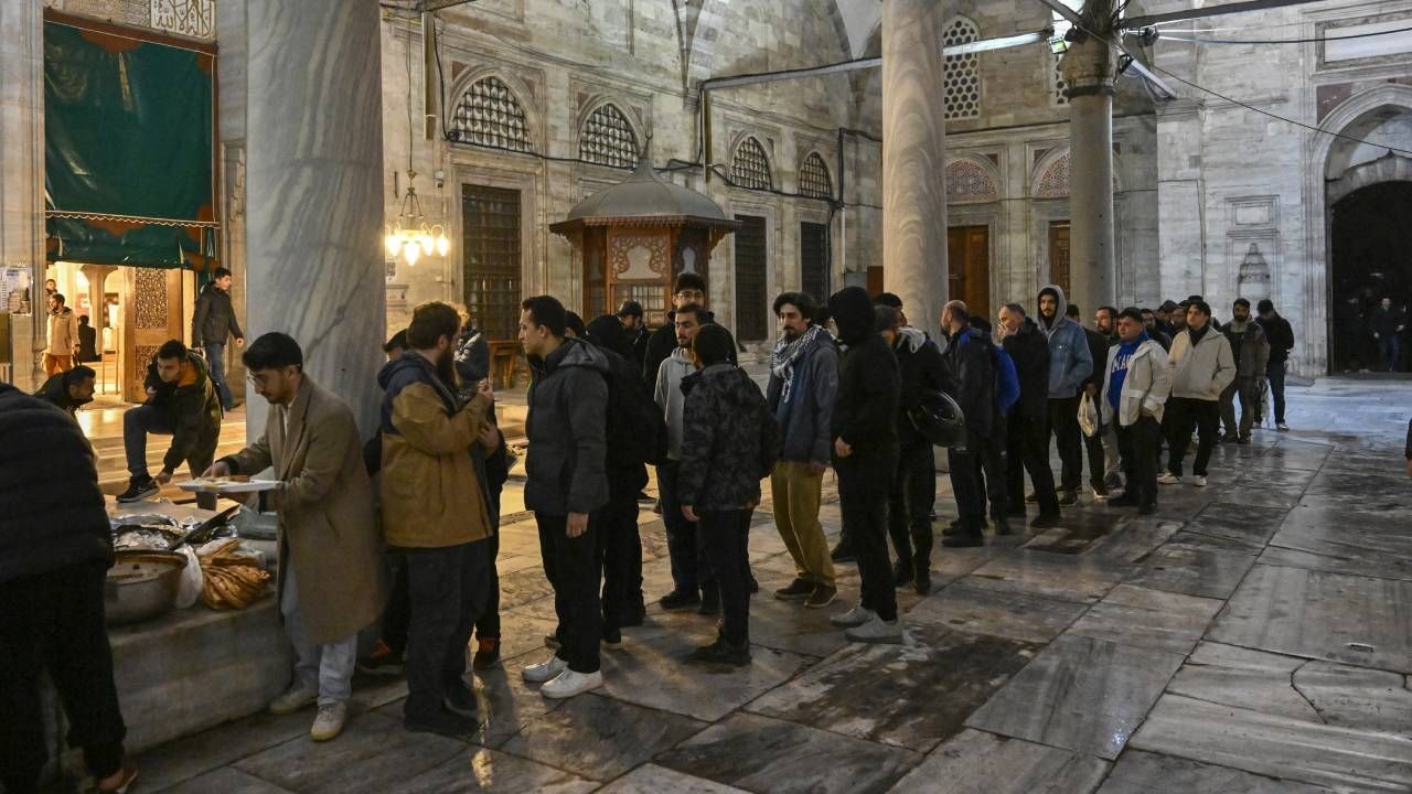 Öğrenciler Şehzadebaşı Camisi'nin tahribatına karşı nöbet tuttu; "Derdimiz saygısızlığı önlemek" - Sayfa 3
