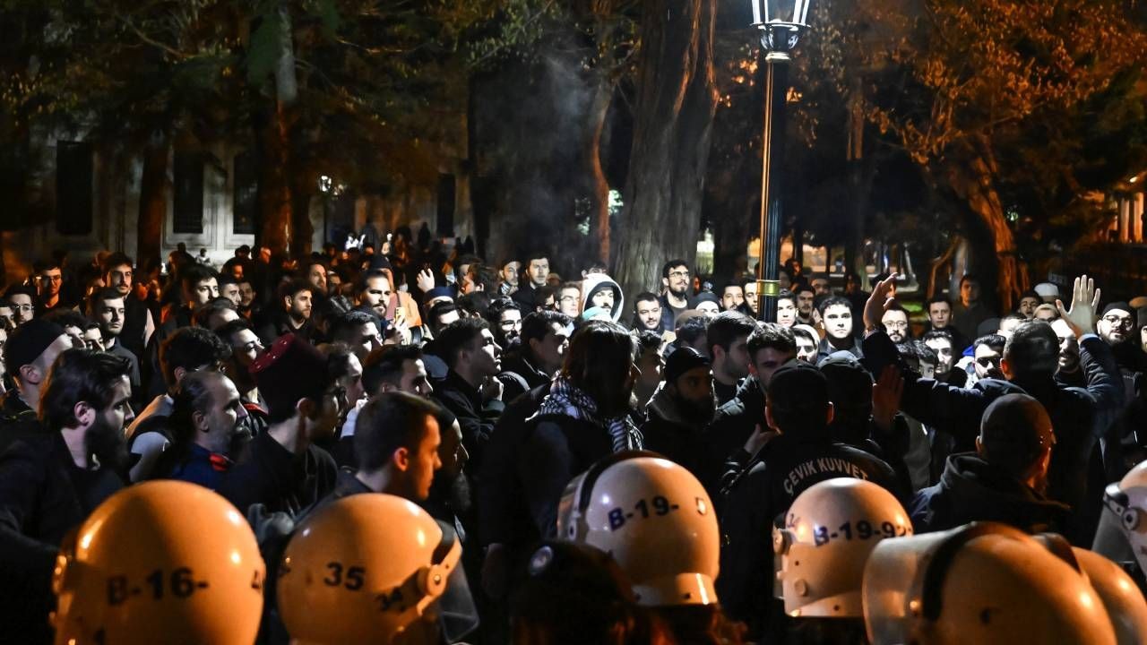 Öğrenciler Şehzadebaşı Camisi'nin tahribatına karşı nöbet tuttu; "Derdimiz saygısızlığı önlemek" - Sayfa 1