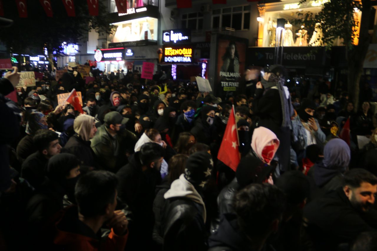 İzmit'teki protestolarda dikkat çeken kare... Polisin bayrak hassasiyeti! - Sayfa 7