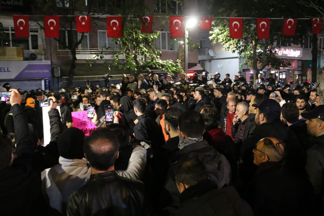 İzmit'teki protestolarda dikkat çeken kare... Polisin bayrak hassasiyeti! - Sayfa 5