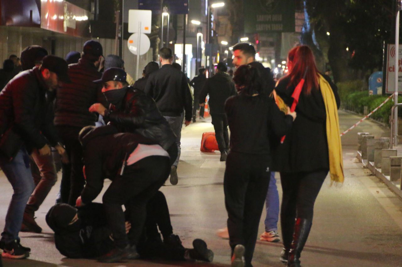 İzmit'teki protestolarda dikkat çeken kare... Polisin bayrak hassasiyeti! - Sayfa 6