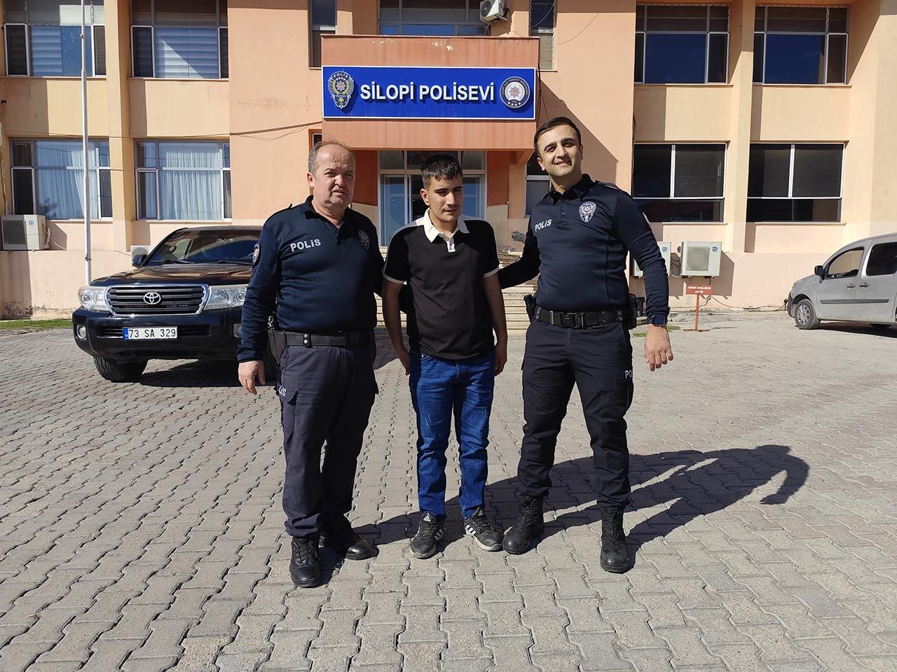 Çocukları sevindirdi... Nevruz'da engelli satıcının pamuk şekerlerini dağıtan polisler konuştu - Sayfa 1