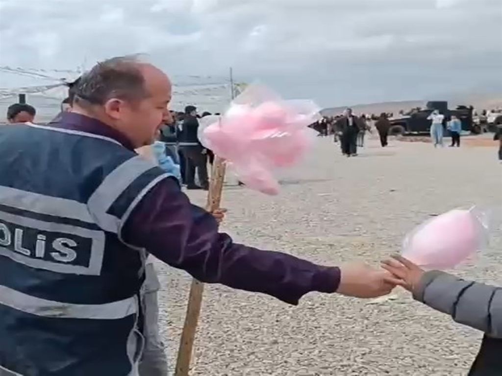 Çocukları sevindirdi... Nevruz'da engelli satıcının pamuk şekerlerini dağıtan polisler konuştu - Sayfa 4