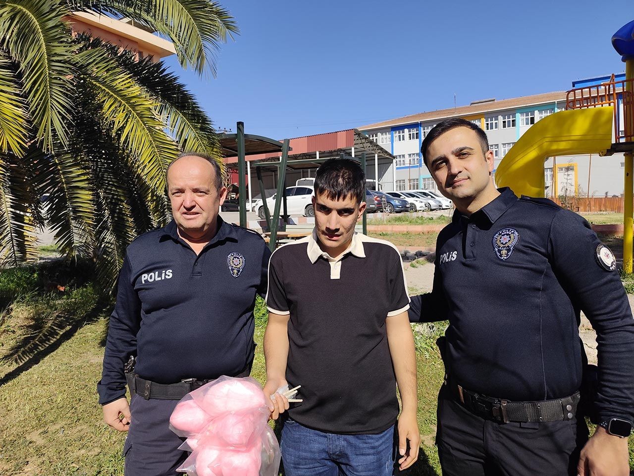 Çocukları sevindirdi... Nevruz'da engelli satıcının pamuk şekerlerini dağıtan polisler konuştu - Sayfa 3