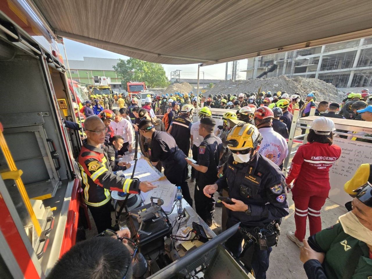 Myanmar'da on binlerce kayıp var; 1500 km uzakta binalar yıkıldı - Sayfa 2