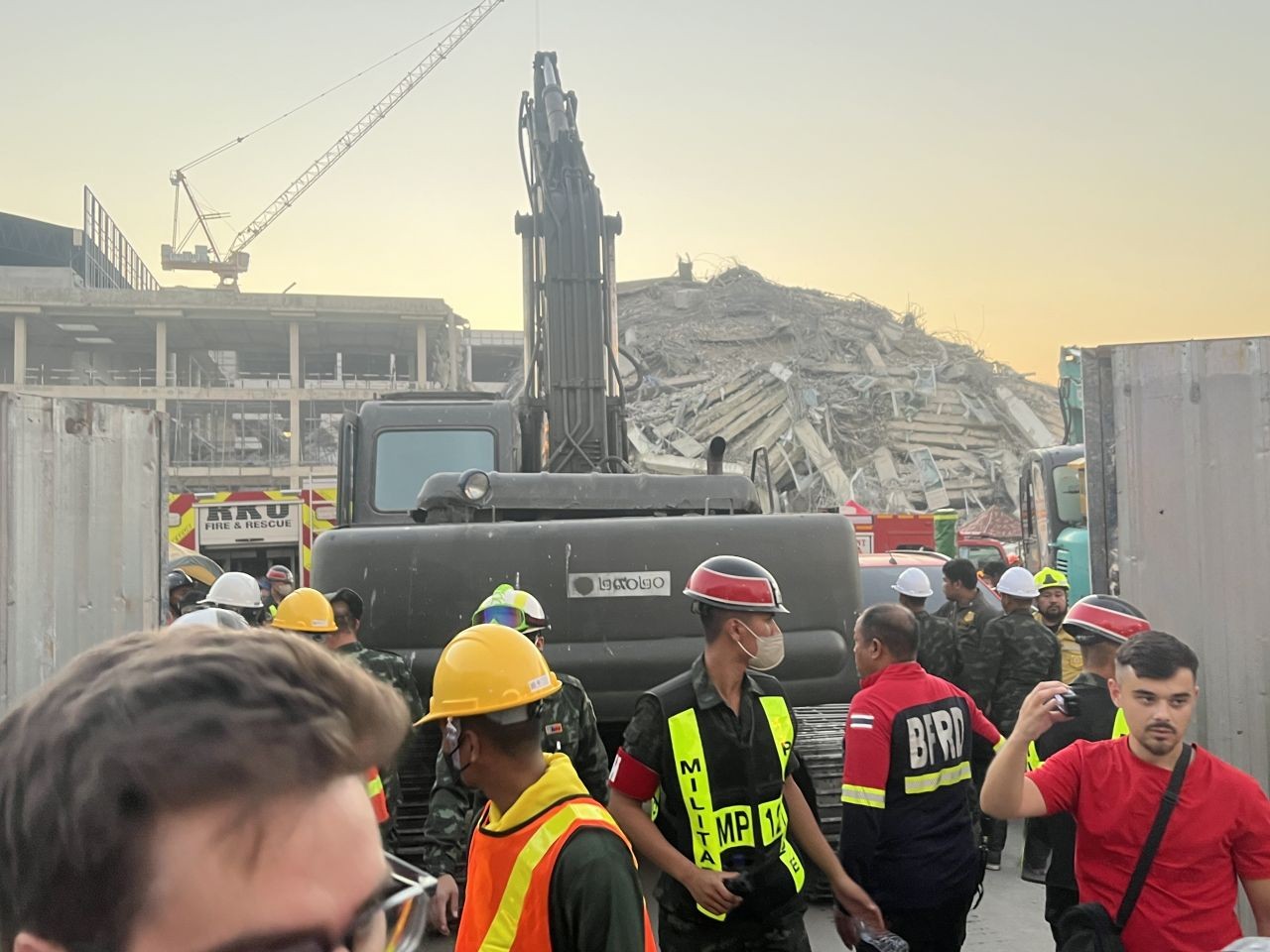 Myanmar'da on binlerce kayıp var; 1500 km uzakta binalar yıkıldı - Sayfa 1
