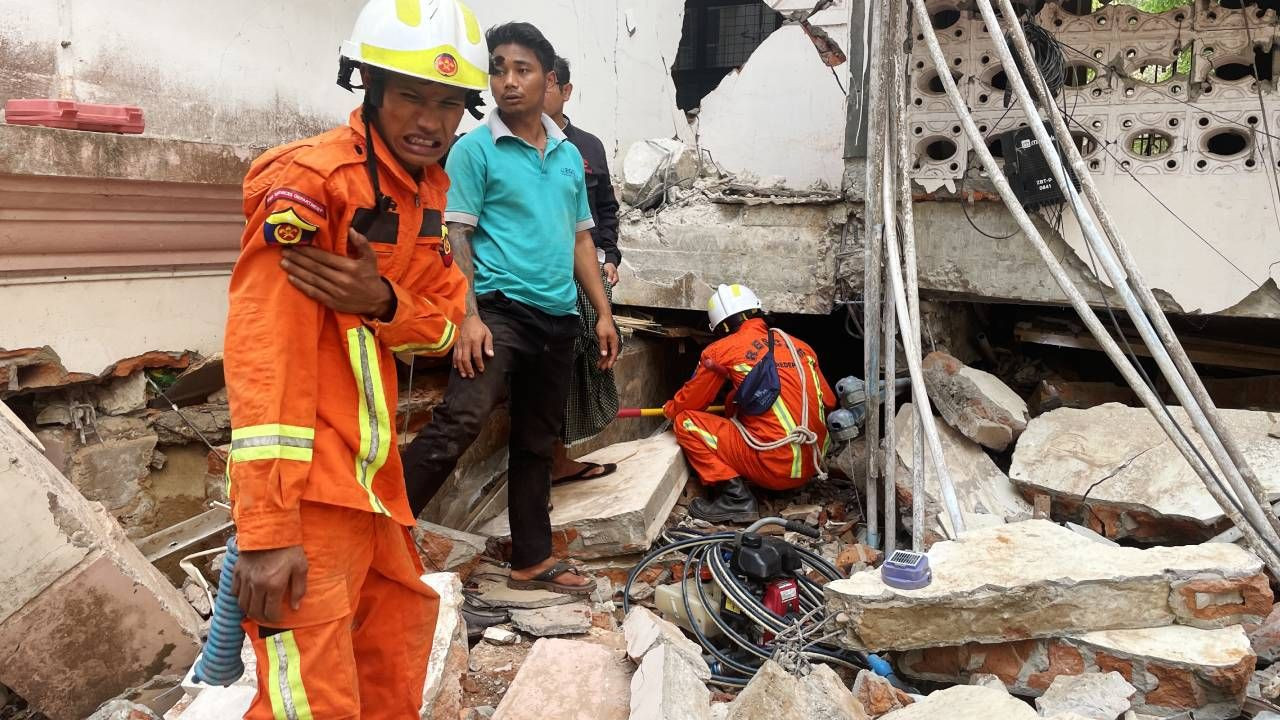 Myanmar'da on binlerce kayıp var; 1500 km uzakta binalar yıkıldı - Sayfa 5