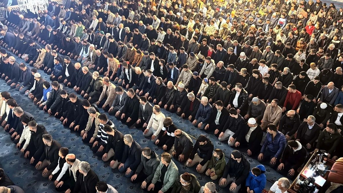 Ramazan Bayramı, Türkiye'nin her köşesinde coşkuyla karşılandı: Milyonlar camilerde buluştu... - Sayfa 19