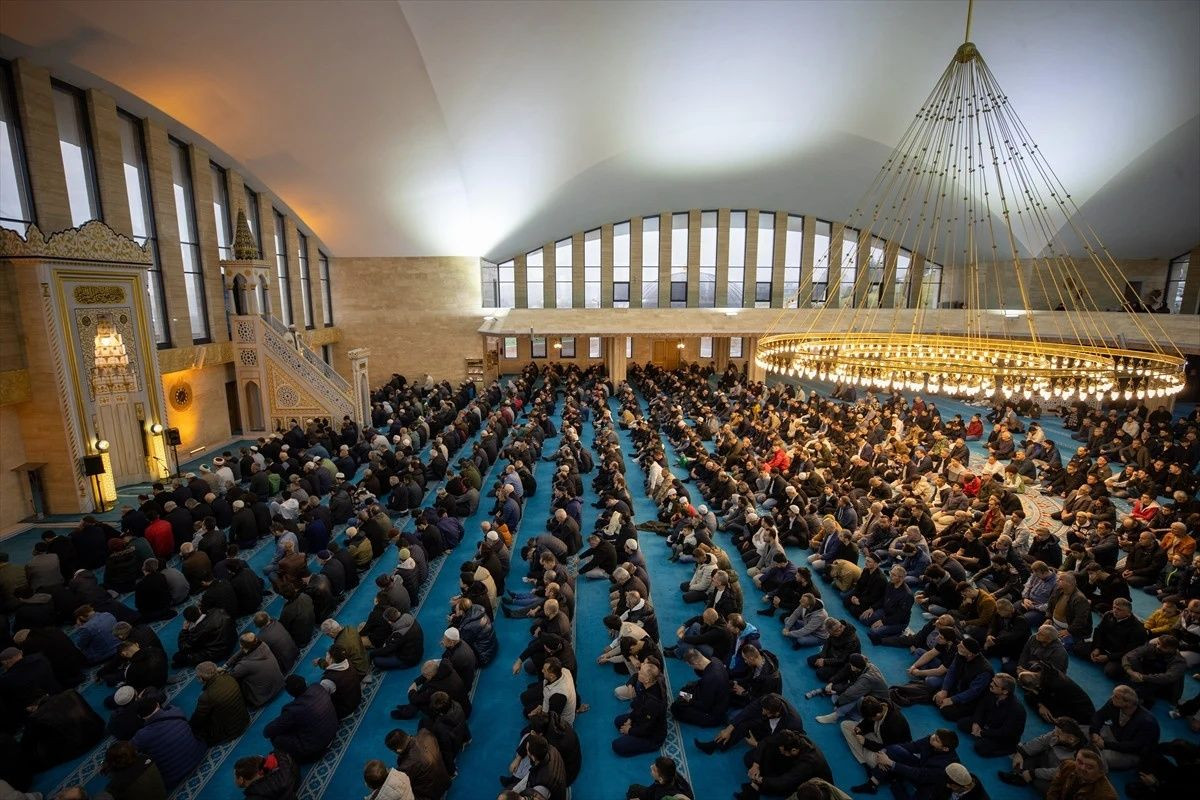 Ramazan Bayramı, Türkiye'nin her köşesinde coşkuyla karşılandı: Milyonlar camilerde buluştu... - Sayfa 13