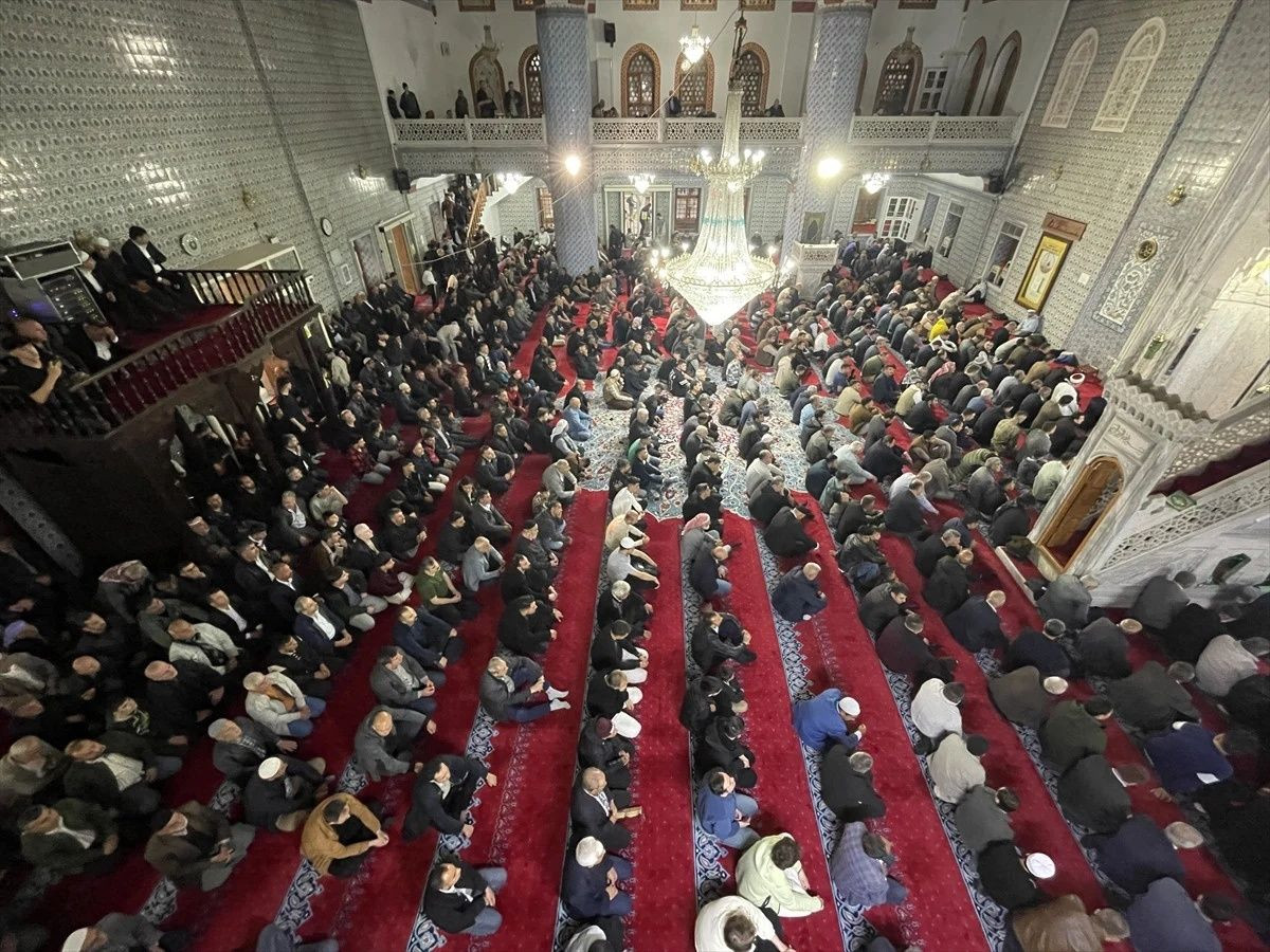 Ramazan Bayramı, Türkiye'nin her köşesinde coşkuyla karşılandı: Milyonlar camilerde buluştu... - Sayfa 24