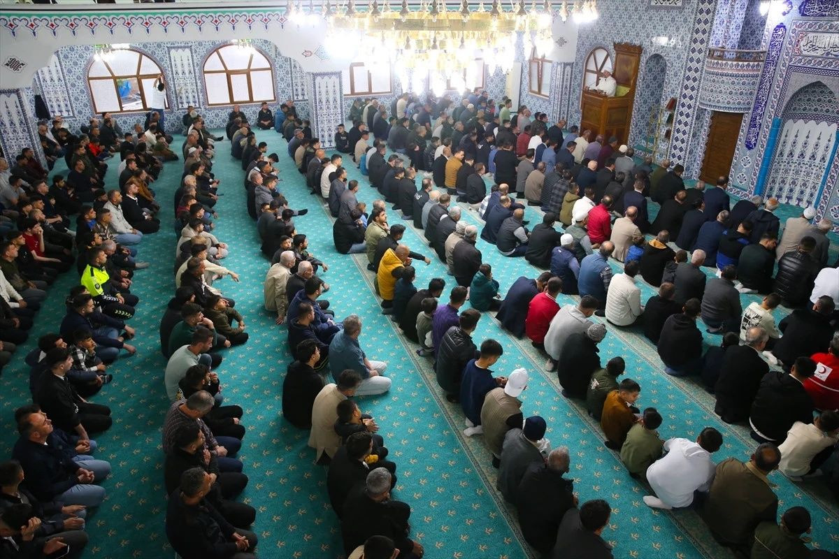 Ramazan Bayramı, Türkiye'nin her köşesinde coşkuyla karşılandı: Milyonlar camilerde buluştu... - Sayfa 11