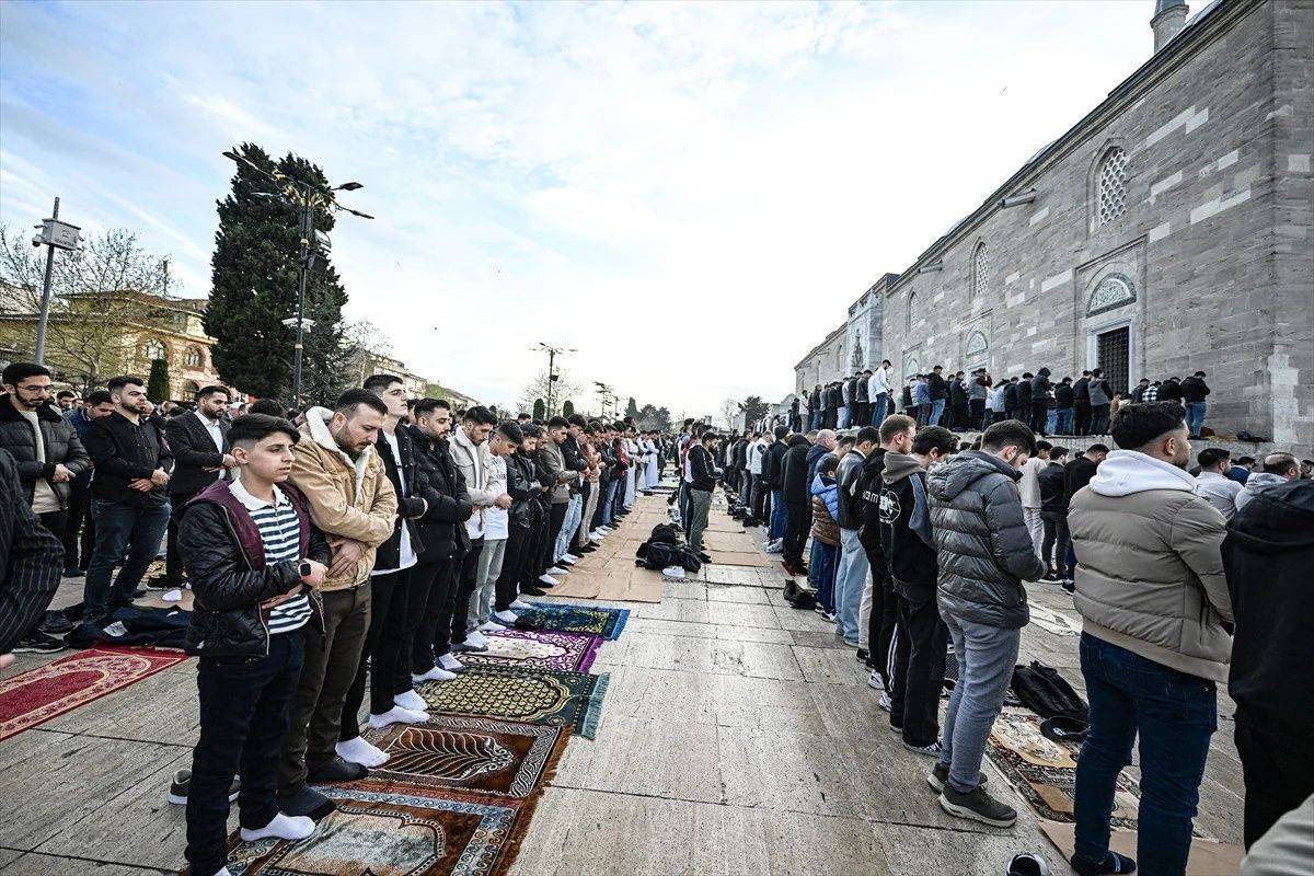 Ramazan Bayramı, Türkiye'nin her köşesinde coşkuyla karşılandı: Milyonlar camilerde buluştu... - Sayfa 1