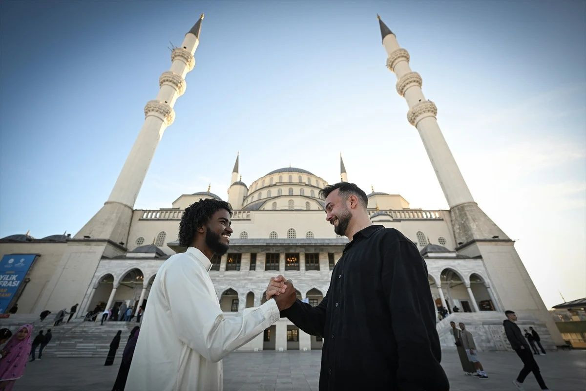 Ramazan Bayramı, Türkiye'nin her köşesinde coşkuyla karşılandı: Milyonlar camilerde buluştu... - Sayfa 9