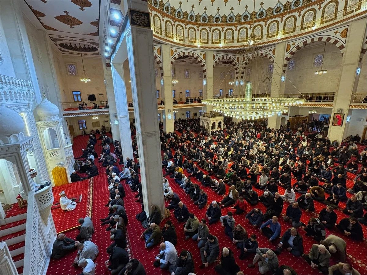 Ramazan Bayramı, Türkiye'nin her köşesinde coşkuyla karşılandı: Milyonlar camilerde buluştu... - Sayfa 6