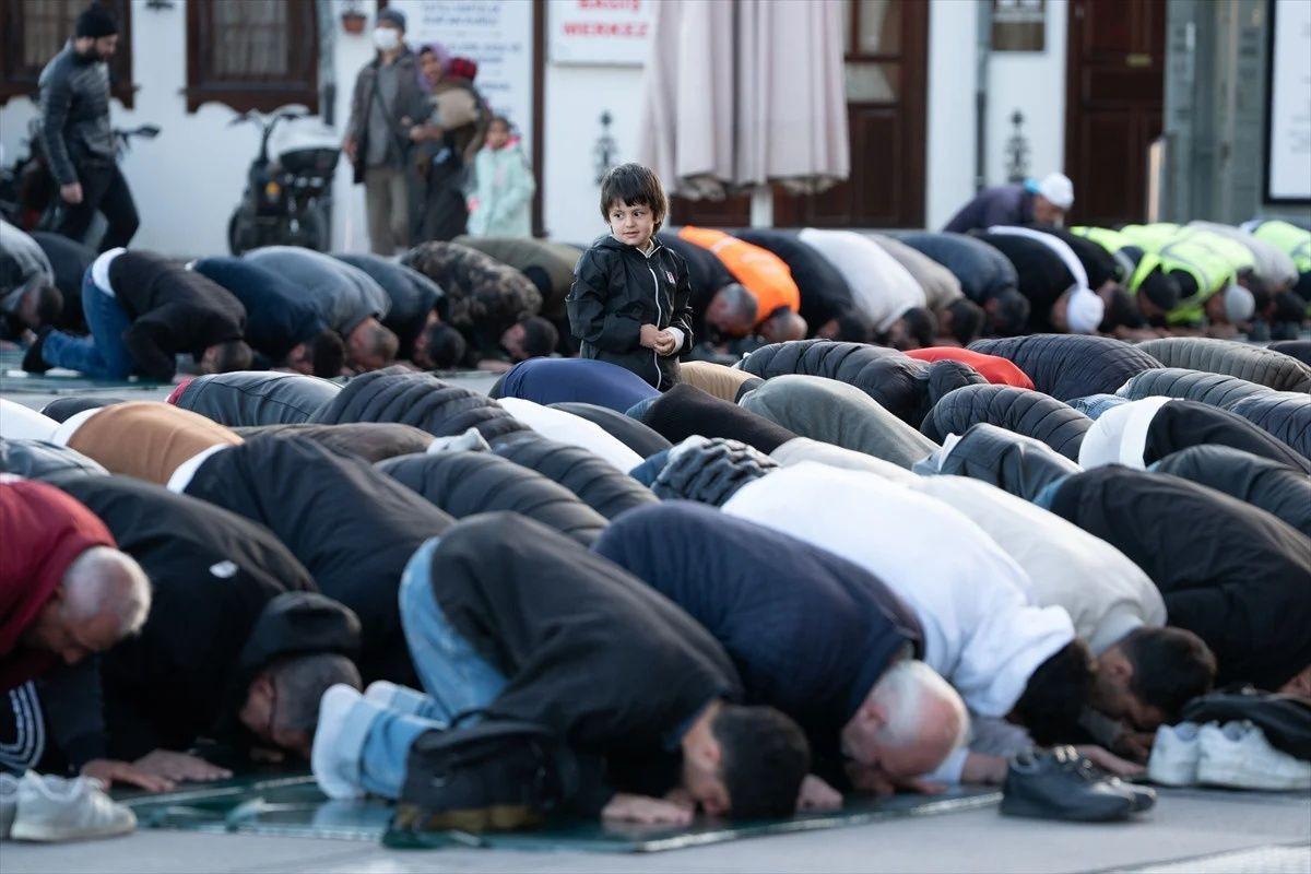 Ramazan Bayramı, Türkiye'nin her köşesinde coşkuyla karşılandı: Milyonlar camilerde buluştu... - Sayfa 8