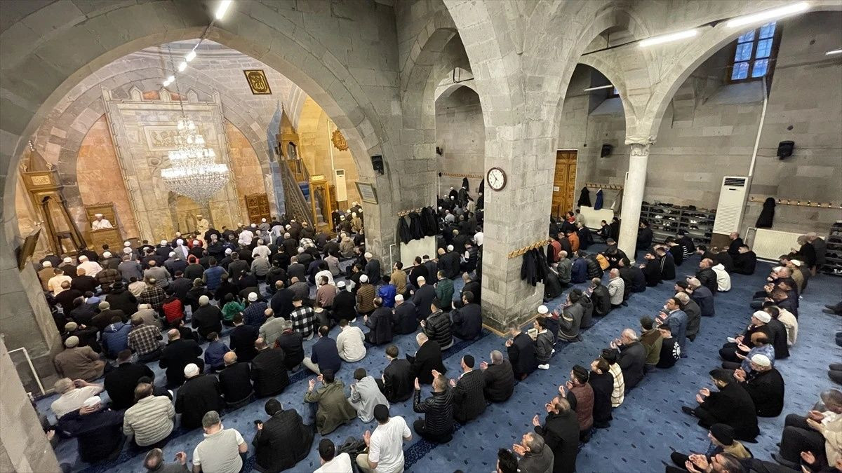 Ramazan Bayramı, Türkiye'nin her köşesinde coşkuyla karşılandı: Milyonlar camilerde buluştu... - Sayfa 21