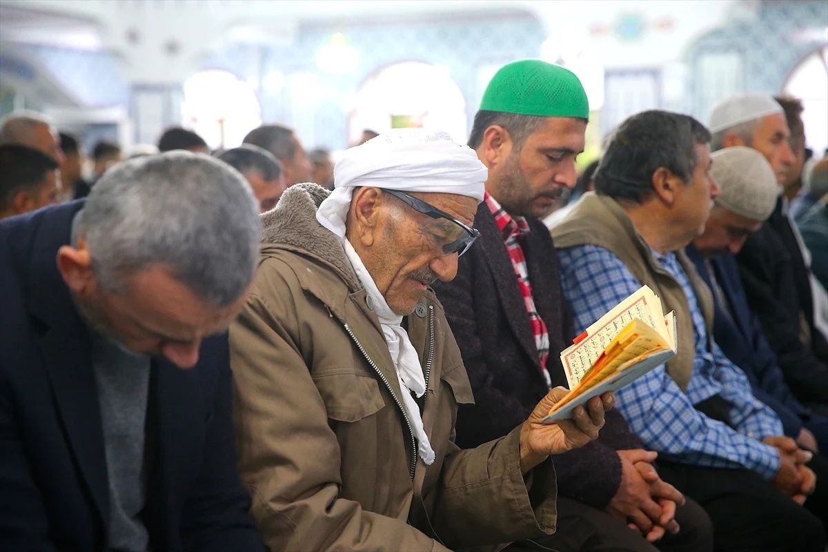 Ramazan Bayramı, Türkiye'nin her köşesinde coşkuyla karşılandı: Milyonlar camilerde buluştu... - Sayfa 10