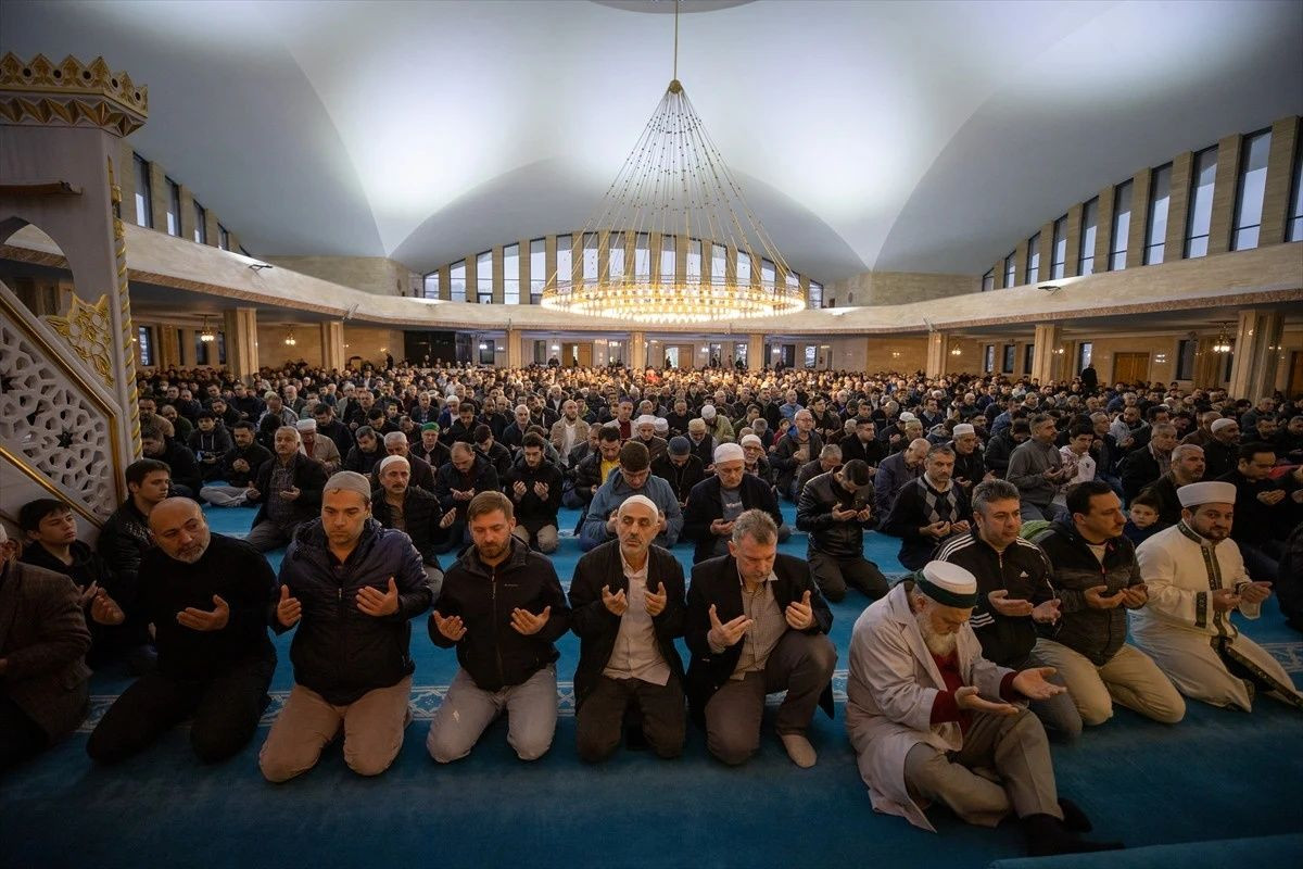 Ramazan Bayramı, Türkiye'nin her köşesinde coşkuyla karşılandı: Milyonlar camilerde buluştu... - Sayfa 12