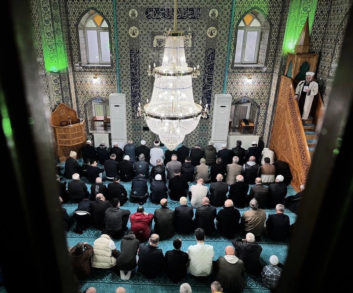 Ramazan Bayramı, Türkiye'nin her köşesinde coşkuyla karşılandı: Milyonlar camilerde buluştu... - Sayfa 17