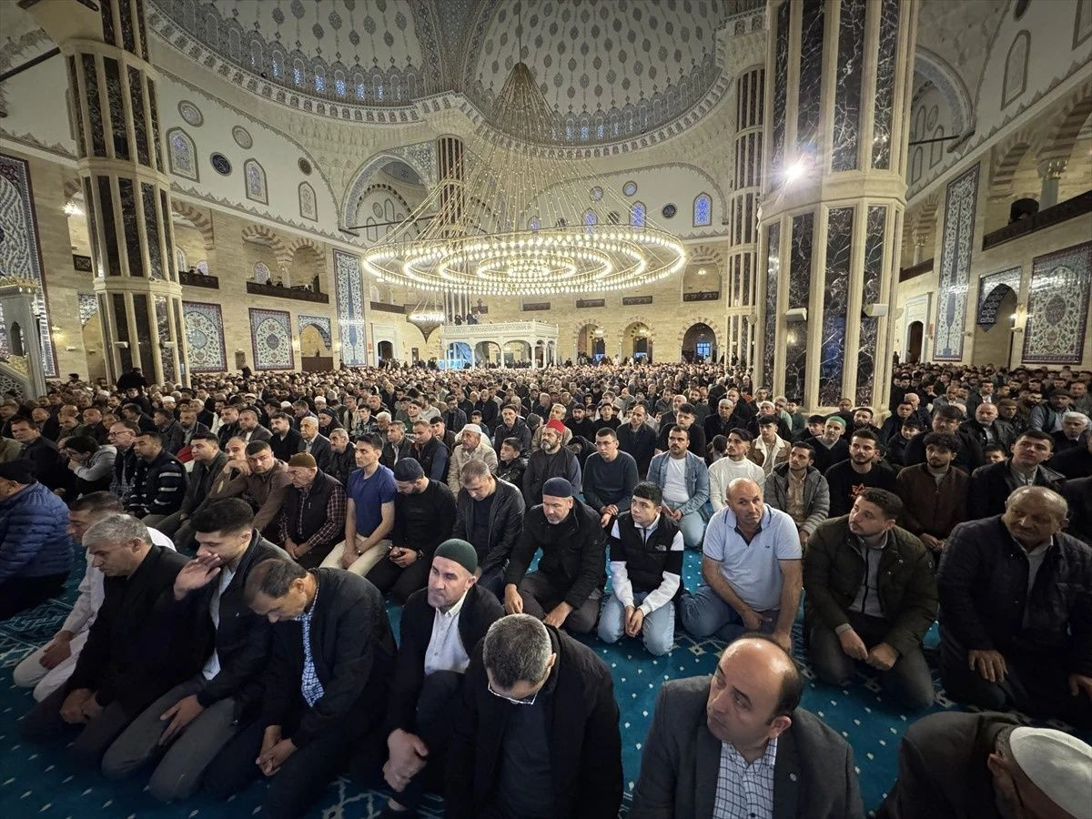 Ramazan Bayramı, Türkiye'nin her köşesinde coşkuyla karşılandı: Milyonlar camilerde buluştu... - Sayfa 22