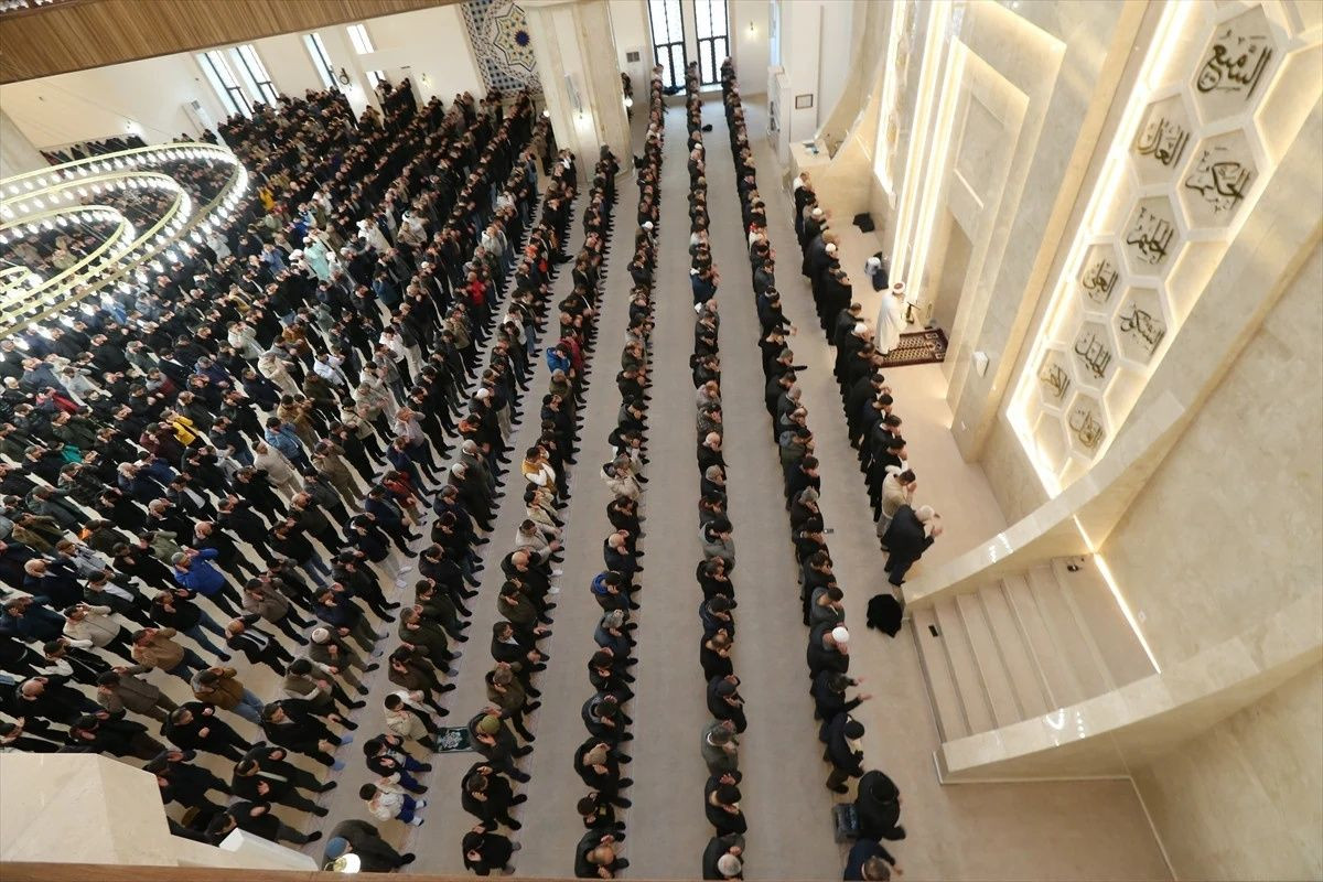 Ramazan Bayramı, Türkiye'nin her köşesinde coşkuyla karşılandı: Milyonlar camilerde buluştu... - Sayfa 16