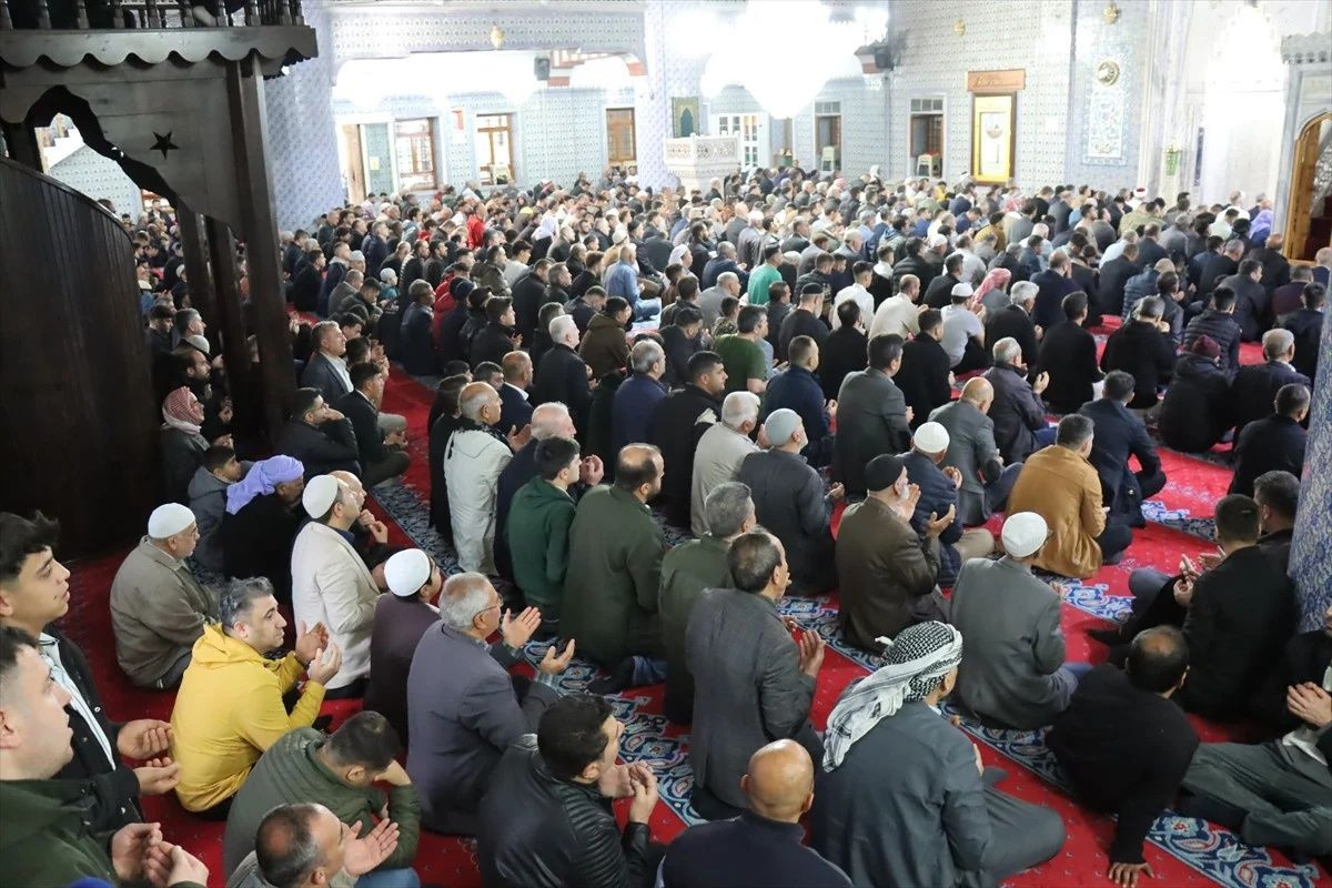 Ramazan Bayramı, Türkiye'nin her köşesinde coşkuyla karşılandı: Milyonlar camilerde buluştu... - Sayfa 23