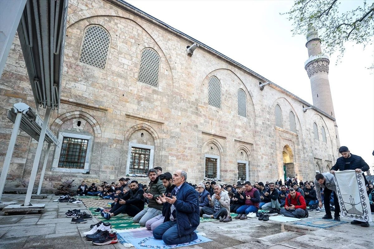 Ramazan Bayramı, Türkiye'nin her köşesinde coşkuyla karşılandı: Milyonlar camilerde buluştu... - Sayfa 5