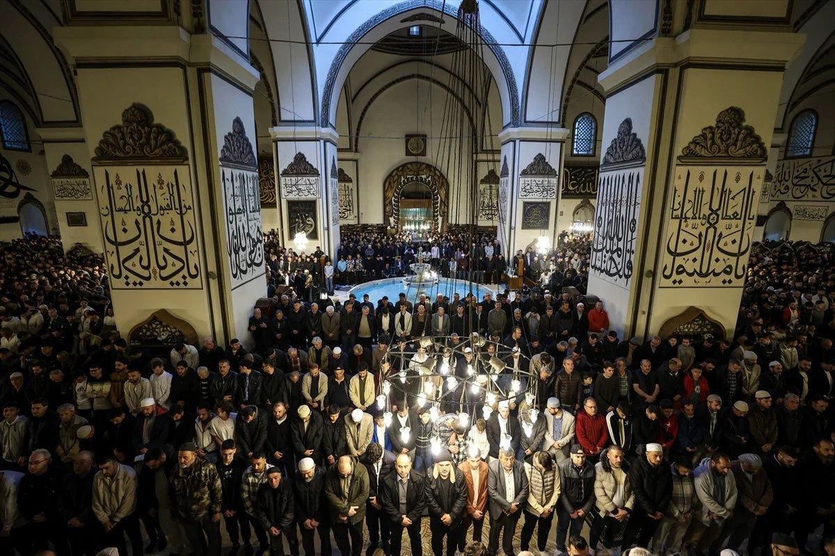 Ramazan Bayramı, Türkiye'nin her köşesinde coşkuyla karşılandı: Milyonlar camilerde buluştu... - Sayfa 14