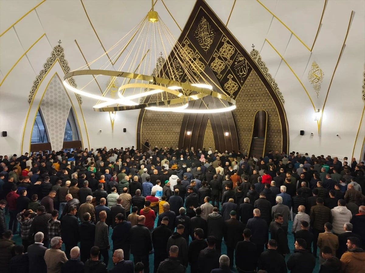 Ramazan Bayramı, Türkiye'nin her köşesinde coşkuyla karşılandı: Milyonlar camilerde buluştu... - Sayfa 18